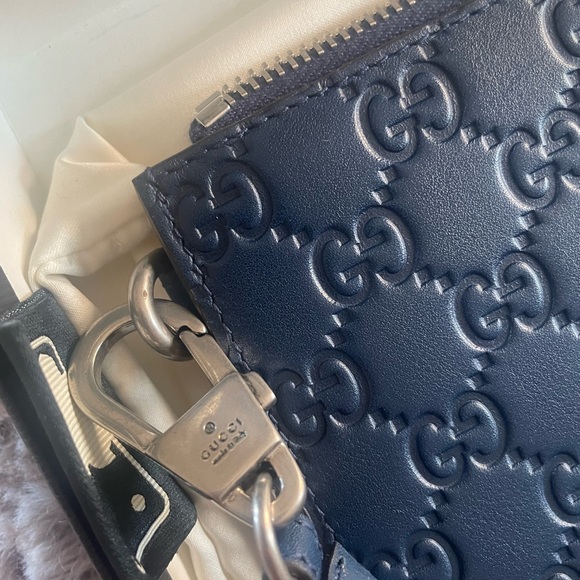 Gucci Men's Leather Blue Pouch With NY Yankees Logo - Picture 12 of 13